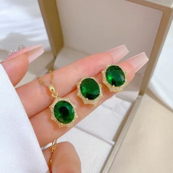 Jewelry - Green Crystal Pendant & Earring Set